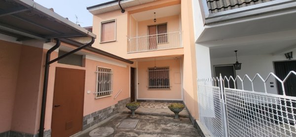 casa indipendente in vendita a Villata