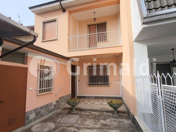 casa indipendente in vendita a Villata