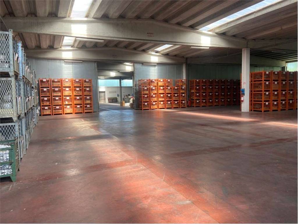 locale commerciale in vendita ad Albinea in zona Crostolo