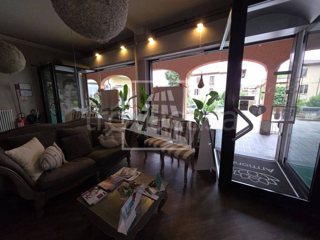 locale commerciale in vendita ad Albinea