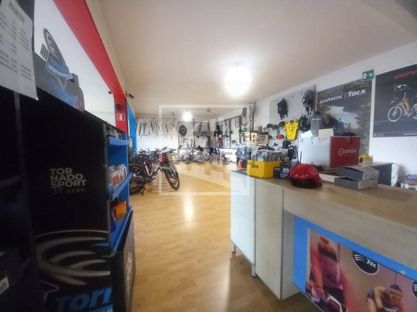 locale commerciale in vendita ad Albinea