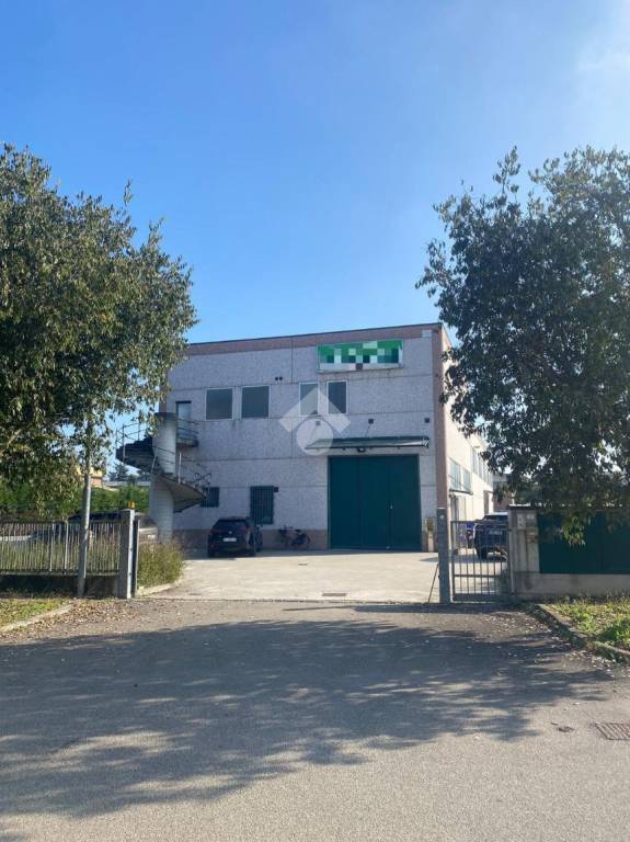 locale commerciale in vendita a Bagnolo in Piano