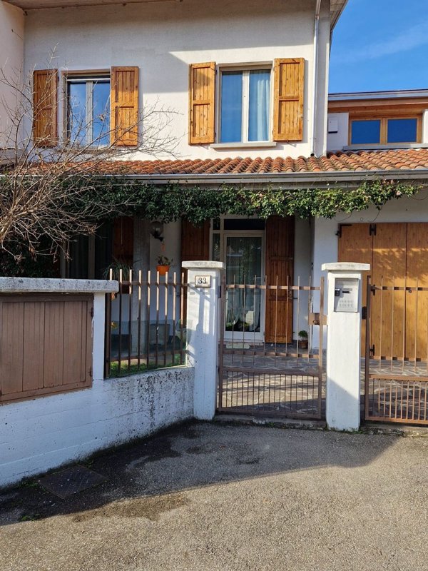 casa indipendente in vendita a Bagnolo in Piano