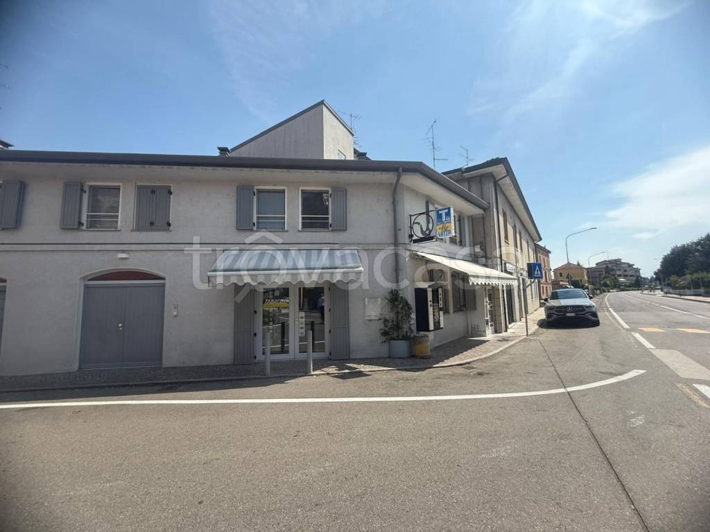 negozio in vendita a Bagnolo in Piano