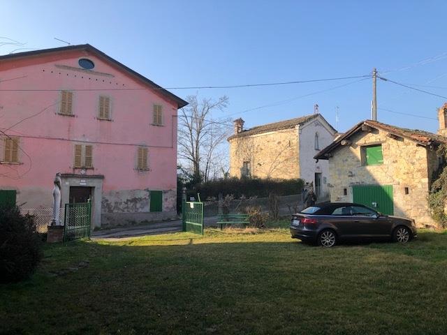 appartamento in vendita a Baiso in zona Castagneto