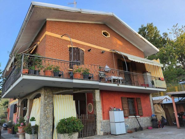 casa indipendente in vendita a Baiso in zona Villa