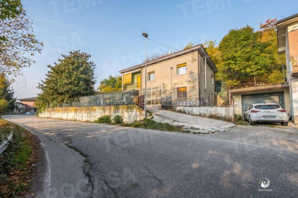 casa indipendente in vendita a Baiso in zona Castagneto