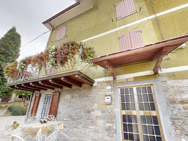 casa indipendente in vendita a Baiso in zona Lugo