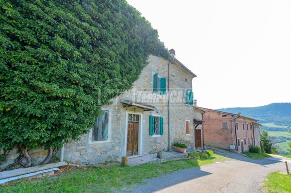 appartamento in vendita a Baiso in zona Casale