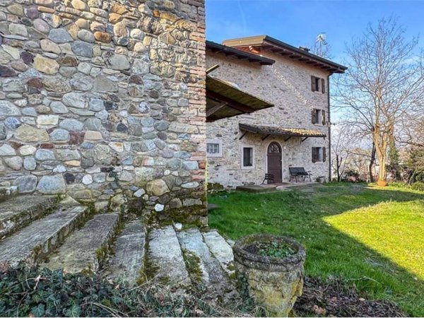 casa indipendente in vendita a Baiso in zona Casale
