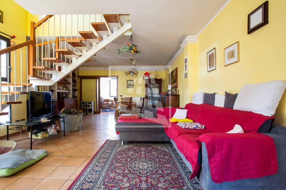 casa indipendente in vendita a Baiso in zona Villa