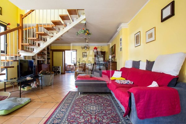 casa indipendente in vendita a Baiso in zona Villa