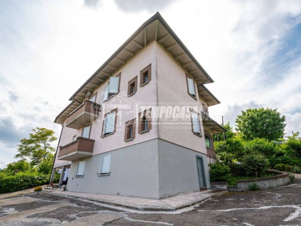 casa indipendente in vendita a Baiso in zona Villa