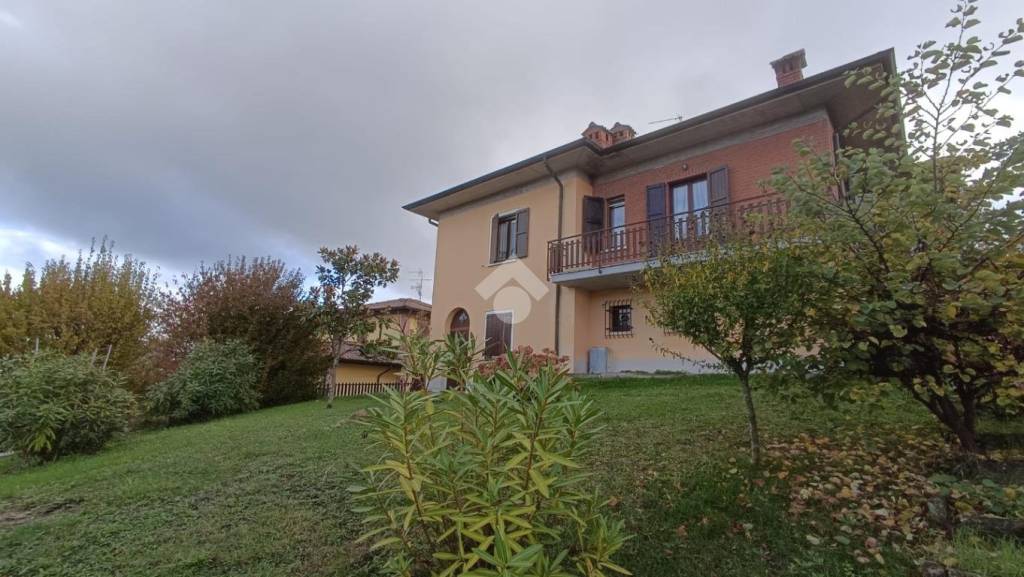 casa indipendente in vendita a Baiso in zona Villa