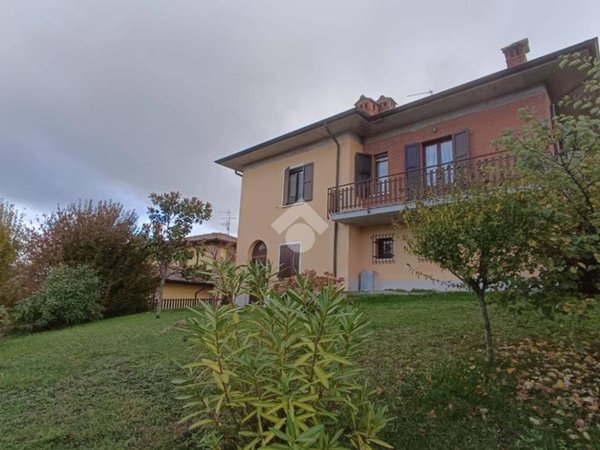 casa indipendente in vendita a Baiso in zona Villa