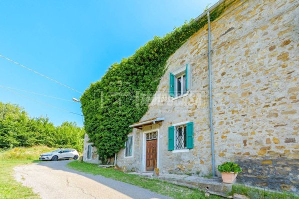 casa indipendente in vendita a Baiso in zona Casale