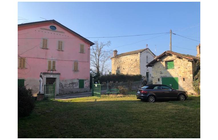 casa indipendente in vendita a Baiso in zona Castagneto