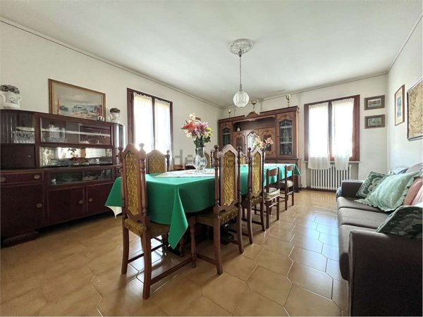 casa indipendente in vendita a Baiso in zona Villa