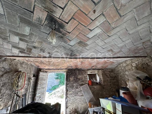 casa indipendente in vendita a Baiso in zona Casale