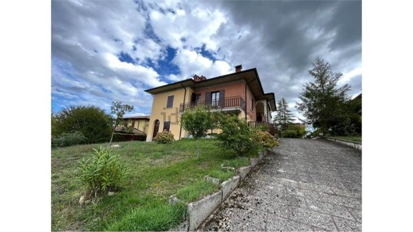 casa indipendente in vendita a Baiso in zona Villa