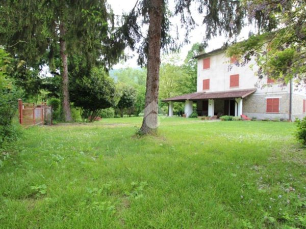 casa indipendente in vendita a Baiso in zona Villa