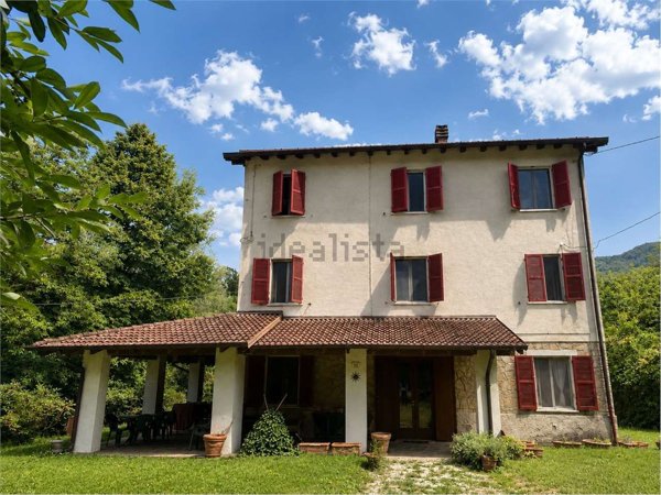 casa indipendente in vendita a Baiso in zona Cassinago