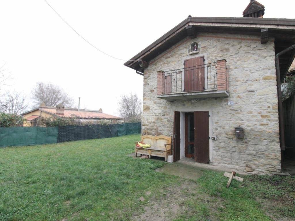 casa indipendente in vendita a Baiso in zona Villa