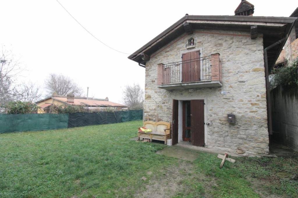 casa indipendente in vendita a Baiso in zona Magliatica Sopra