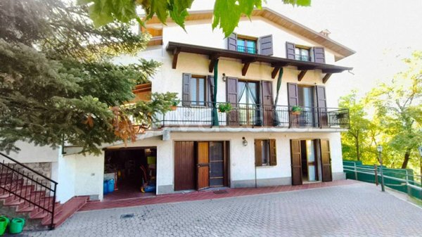 casa indipendente in vendita a Baiso in zona Villa