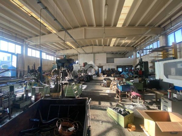 locale commerciale in vendita a Bibbiano in zona Barco