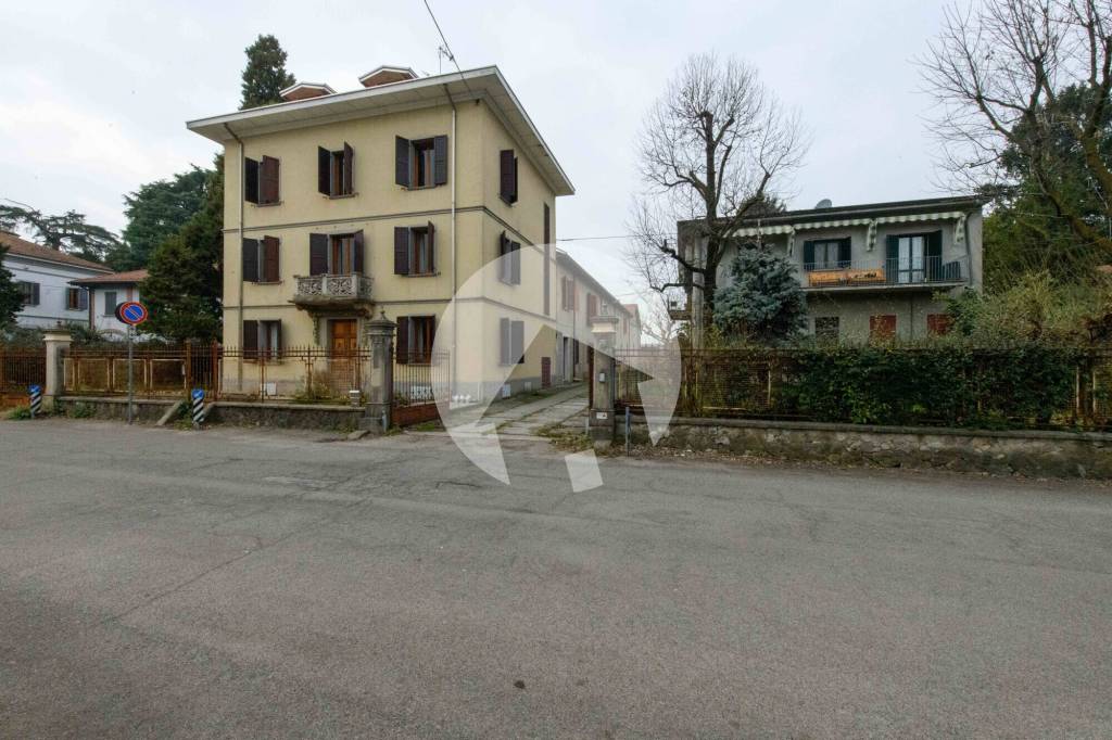 locale commerciale in vendita a Bibbiano in zona Fossa