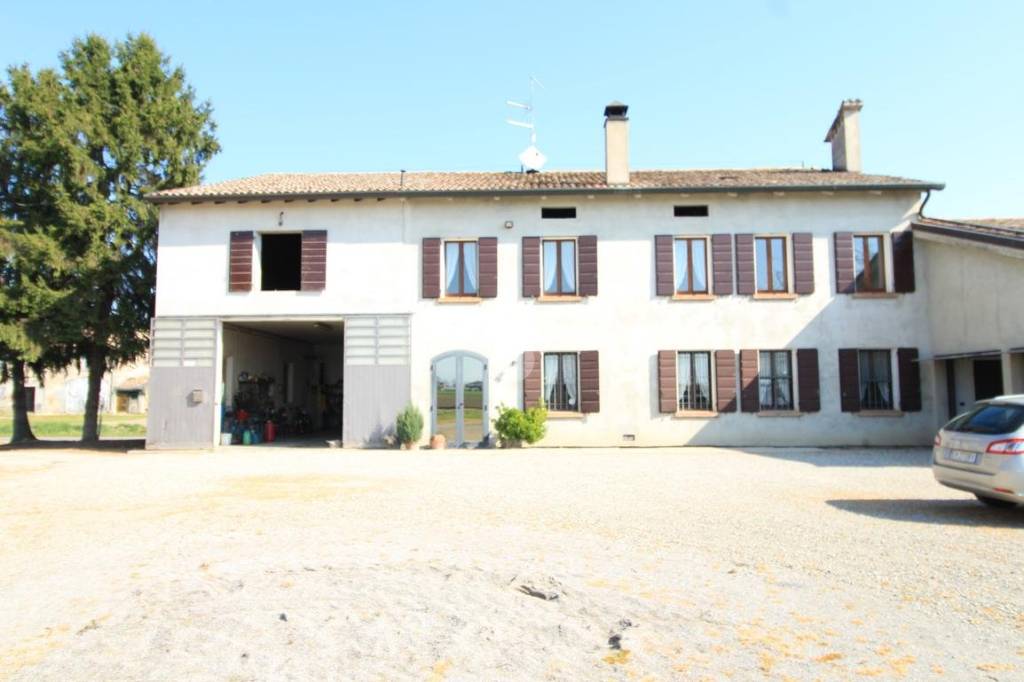 casa indipendente in vendita a Brescello in zona Lentigione
