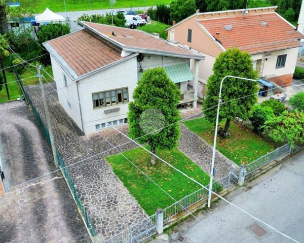 casa indipendente in vendita a Brescello