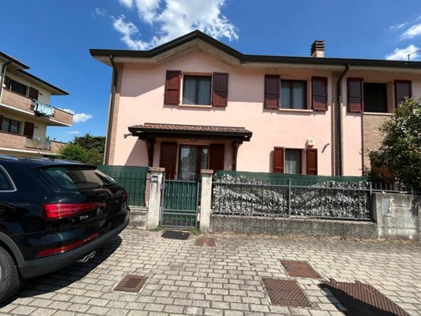 casa indipendente in vendita a Brescello