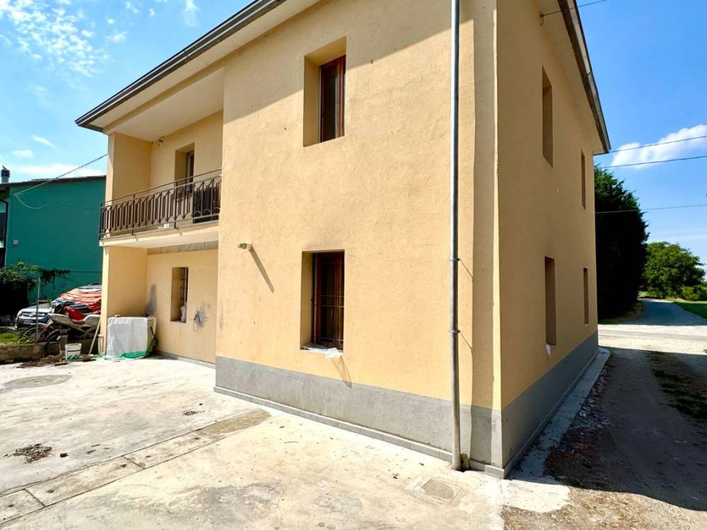 casa indipendente in vendita a Brescello in zona Lentigione
