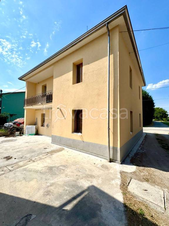 casa indipendente in vendita a Brescello in zona Lentigione