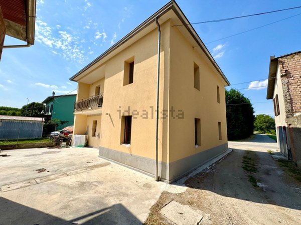 casa indipendente in vendita a Brescello in zona Lentigione