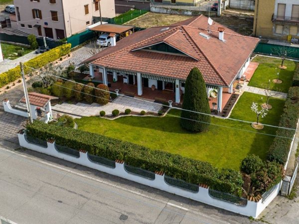 casa indipendente in vendita a Brescello