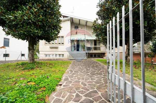 casa indipendente in vendita a Brescello