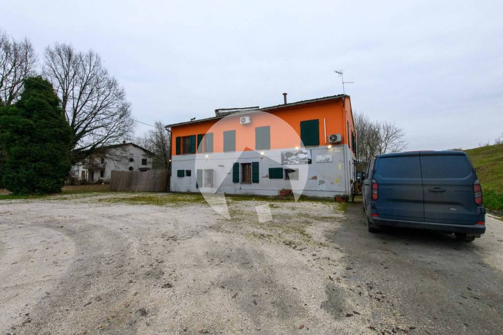 negozio in vendita a Brescello in zona Coenzo a Mane