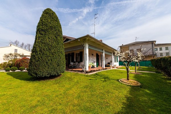 casa indipendente in vendita a Brescello