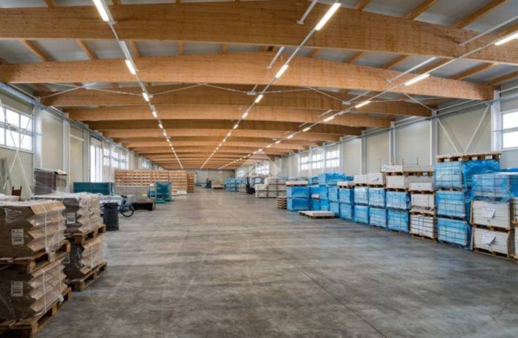 locale commerciale in vendita a Brescello