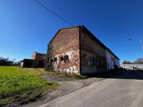 casa indipendente in vendita a Brescello in zona Lentigione