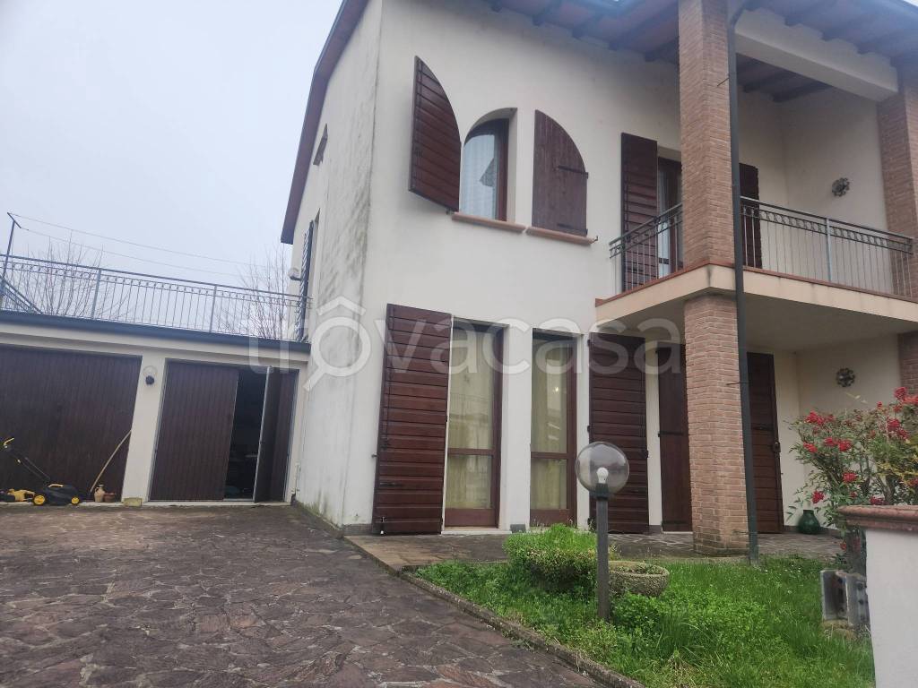 casa indipendente in vendita a Brescello