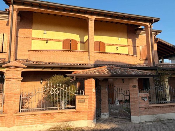 casa indipendente in vendita a Brescello in zona Lentigione