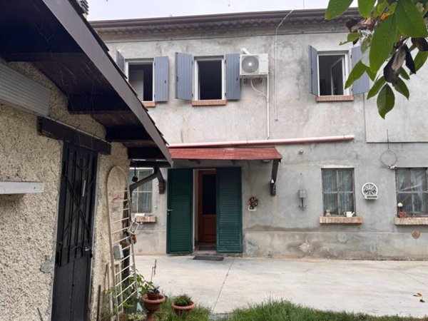 casa indipendente in vendita a Brescello in zona Ghiarole