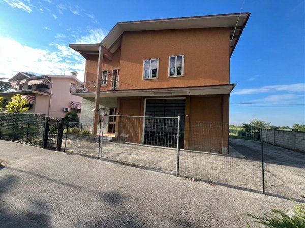casa indipendente in vendita a Brescello in zona Lentigione