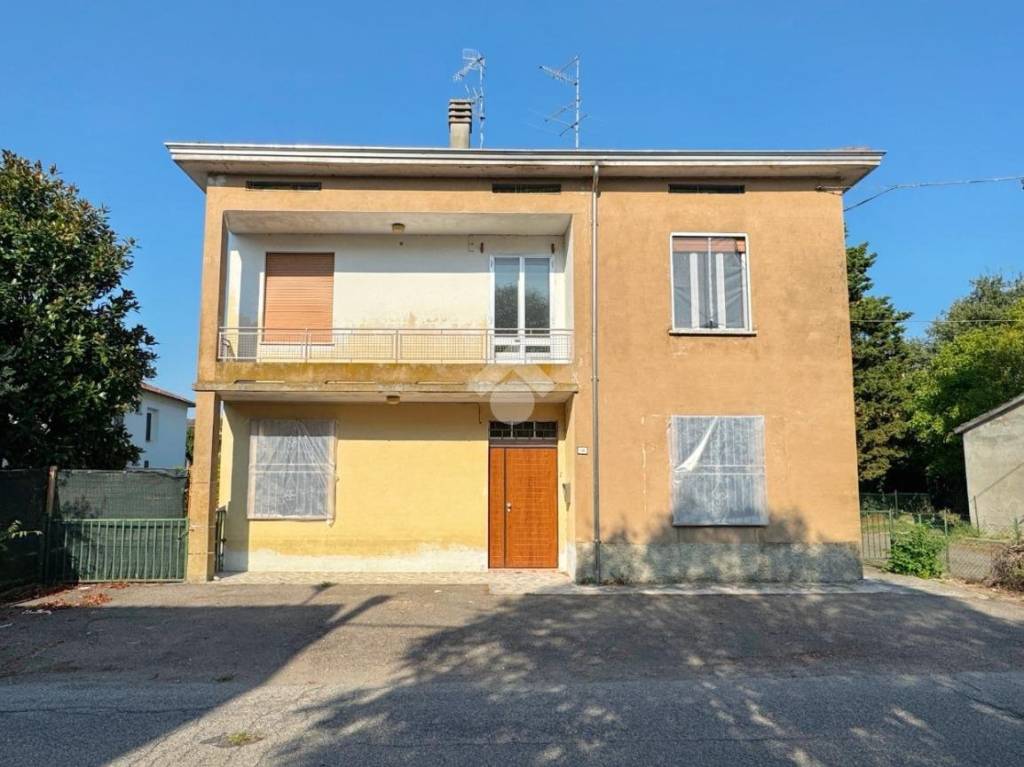 casa indipendente in vendita a Brescello in zona Lentigione