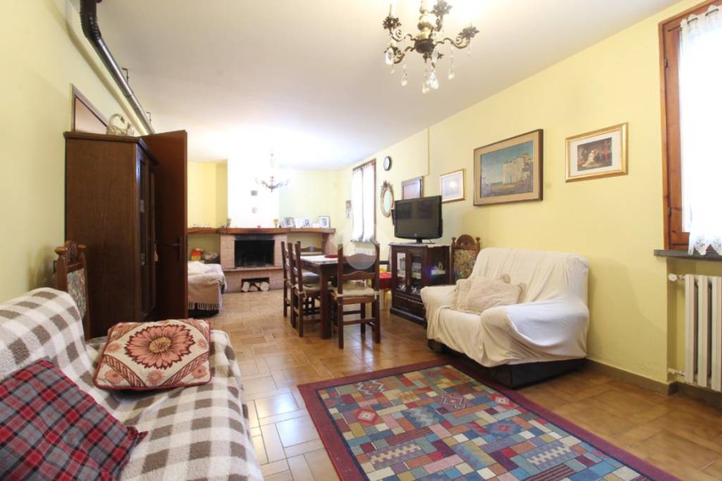 casa indipendente in vendita a Cadelbosco di Sopra in zona Cadelbosco di Sotto
