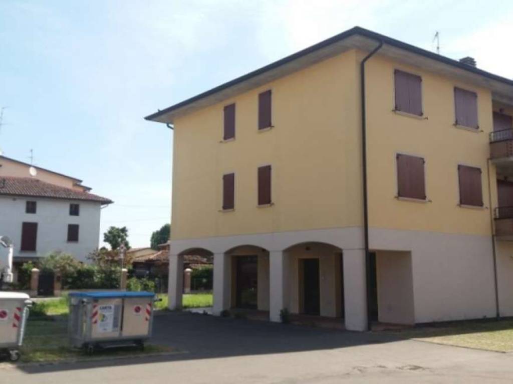 negozio in vendita a Cadelbosco di Sopra in zona Cadelbosco di Sotto